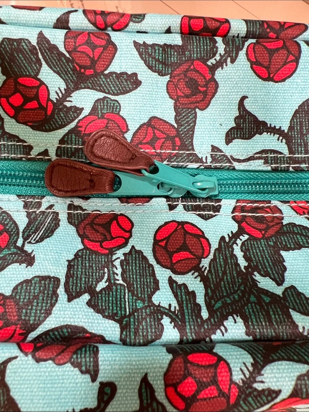 Kavu Getaway weekender bag Turquoise Red Rose-Print Tote
